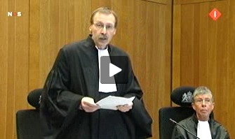 NOS filmde bij het Hof te Arnhem Aanklager Rijkers leest voor, aanklager Brughuis hoort toe