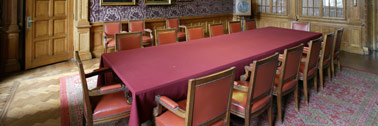 Foto ANP - Raadkamer De lange tafel in een raadkamer