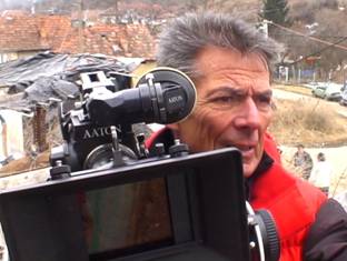 Regiseur met filmcamera