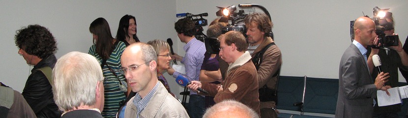 Drommen journalisten doen interviews binnen bij de Hoge Raad