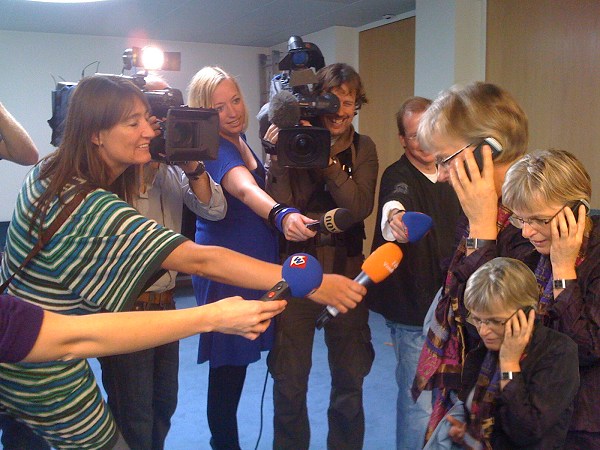 Metta belt Lucia bij de Hoge Raad - Foto Saskia van den Heuvel Metta belt Lucia en journalisten steken microfoons toe