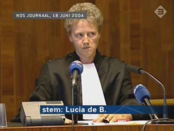 Lucia roept door het vonnis heen en rechter kijkt pissig