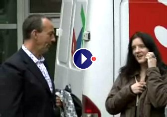 Video met advocaat Visser en dochter Fabiënne Buiten telefoneert Fabiënne met Lucia